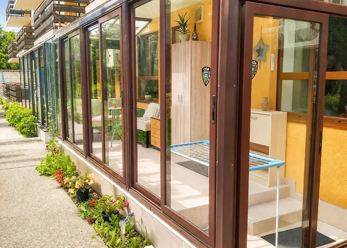 Cozy Nest With Glass Veranda Daire *