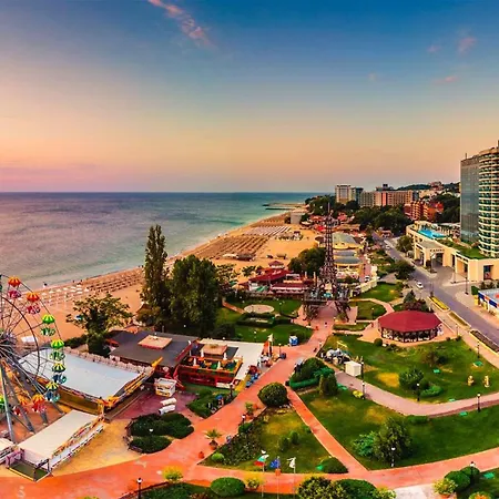 Cozy Nest With Glass Veranda Lägenhet